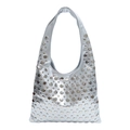 Sac seau argenté Y2K avec rivets métalliques et large bandoulière sur fond blanc - Argent