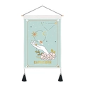 Détail de la tapisserie tarot Capricorne avec motifs floraux et mât de suspension - 35x50cm / Capricorne