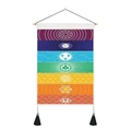 Dettaglio dell'arazzo con sette chakra, asta in legno e nappe nere sulla base - Stile 14 / 35x50cm
