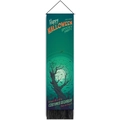 Halloween Banner mit Gruselwald-Silhouette und dekorativen orangefarbenen Quasten - 32.5x130cm / Dunkelgrüner Totenbaum Friedhof Stil