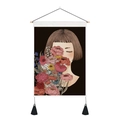 Tapiz decorativo japonés con ilustración de niña, motivos florales y borlas negras - 35x50cm / Mujer Pelo Corto con Flores (Estilo 11)