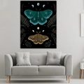 Dettaglio dell'arazzo da parete con falene e fasi lunari sopra un divano grigio - 95x73cm (Pelle di Pesca) / Falena di Fase Lunare Simmetrica (Stile 3)