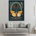 Dettaglio di un arazzo mistico con falena lunare e citazione Trust Your Intuition - 95x73cm (Pelle di Pesca) / Falena Occhio Onniveggente (Stile 4)