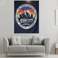 Dettaglio dell'arazzo avventura in montagna appeso per decorazione murale camera - Montagna d'Avventura Blu Scuro (Stile 6)