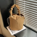 Braune Wildleder-Eimertasche mit Blütenblatt-Design und gerafftem Griff - Khaki