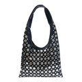 Sac bandoulière noir brillant avec rivets métalliques argentés style punk sur fond blanc - Noir