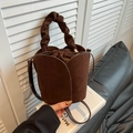 Dunkelbraune matte Eimertasche in Tulpenform mit Kordelzug und Blütenblatt-Design - Braun