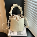 Cremeweiße Blütenblatt-Beuteltasche mit Raffgriff und Herz-Charm-Schultergurt - Beige