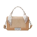 Chique beige handtas met textuur, zijden sjaal handvat en zilveren hardware details - Khaki