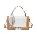 Elegante kaki en witte contrast crossbodytas met zijden sjaal handvat en zilveren draaislot - Khaki en Wit