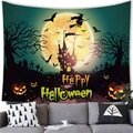 Dettaglio dell'arazzo Happy Halloween con luna, strega e zucche appeso sulla parete - 95x73cm