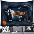 Arazzo di Halloween con castello e zucche appeso sopra un divano grigio - 95x73cm