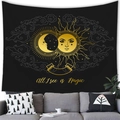 Vista detallada del tapiz de sol y luna sobre el sofá con inscripciones mágicas - Estilo Sol Luna Magia (Estilo 5)