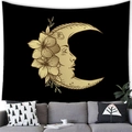 Tapiz de luna y sol negro y dorado colgado sobre sofá gris en un ambiente acogedor - Estilo Cara de luna creciente (Estilo 6)