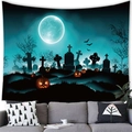 Dettaglio dell'arazzo di Halloween con luna piena e zucche sopra un divano nel soggiorno - 95x73cm