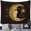Detalle de un tapiz místico de sol y luna con acentos dorados sobre tela negra - Estilo Cara de luna y reloj (Estilo 8)