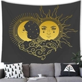 Tapiz celestial de sol y luna colgado como fondo de sala de estar sobre un sofá - Estilo Sol Luna antropomórfico (Estilo 9)