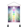 Dettaglio dell'arazzo dei sette chakra con asta in legno e nappe nere su tessuto bianco - 35x50cm / Simboli di Energia dei Sette Chakra (Stile 1)