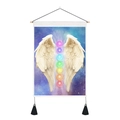 Dettaglio di simboli chakra colorati e ali bianche su un arazzo stellato con nappe - 35x50cm / Ali Sfondo Nebulosa (Stile 3)