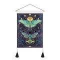 Vista macro de tapiz de mariposa y fases lunares con colgador madera y borlas negras - Estilo Polilla Luna Insecto Púrpura (款式3) / 35x50cm