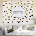 Arazzo a pois con testo "MAGICAL PLACE OF PARTY VIBES" appeso sopra un divano bianco - Stile Pois Party Vibes (Stile 7)