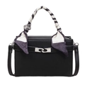 Schwarze Handtasche aus genarbtem Leder mit Seidenschal und silberner Metallschnalle - Schwarz