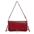 Bolso de hombro en cuero rojo oscuro con cadena dorada y textura granulada - Rojo