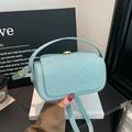 Sac boîte bleu clair pailleté chic avec fermoir doré et bandoulière amovible - Bleu