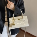 Borsa a mano beige in pelle lucida con chiusura a rotazione in metallo e mini charm - Bianco Sporco