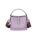 Violette Beuteltasche mit Webstruktur, Goldschloss und breitem Textilschultergurt - Lila