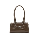 Bolso baguette de piel brillante marrón oscuro con hebilla plateada y asa larga en blanco - Caqui