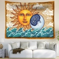 Astrologischer Wandteppich mit Sonne und Mond Motiv über einem weißen Sofa im Wohnzimmer - Sonne Mond Umarmung Stil 11