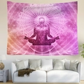 Détail d'une tapisserie de méditation mandala violette suspendue au-dessus d'un canapé - 95x73cm / Style de Méditation Mandala Pourpre