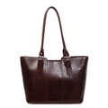 Detalle de bolso tote de cuero marrón oscuro con textura brillante y hebilla de metal - café