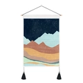 Détail d'une tapisserie de paysage avec tige en bois et pompons noirs décoratifs - 35x50cm / Paysage de Montagne Abstrait et Ciel Étoilé (Style 1)