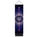 Dettaglio dell'arazzo occhio celeste con nappe nere e asta in legno appesa - 32.5x130cm / Stile Occhio Della Provvidenza (Stile 2)