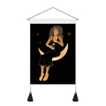 Detailansicht des böhmischen Mondgöttin-Wandteppichs mit Holzstab und schwarzen Quasten - 35x50cm / Schwarzer Hintergrund Blonde Frau Auf Mond Sitzend Stil (Stil 2)