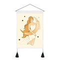 Wandteppich mit Illustration einer Frau, die den Mond umarmt, inklusive Quasten - 35x50cm / Cremefarbener Hintergrund Einfache Frau Umarmt Mond Stil (Stil 4)