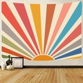 Dettaglio dell'arazzo hippie retrò con raggi solari colorati su una parete bianca sobria - 95x73cm (Pelle di Pesca) / Sole Geometrico Multicolore (Stile 2)