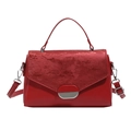 Elegante rote Damen-Handtasche aus Leder mit silbernen Beschlägen und Umhängeriemen - Rot