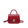 Sac à main en cuir matelassé rouge avec boucle dorée et bandoulière réglable chic - Rouge