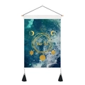 Detalle del tapiz azul con fases lunares, varilla de madera y borlas negras - 35x50cm / Estilo Fases Lunares Cielo Estrellado Azul