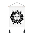 Minimalistisch wandtapijt met zon en maanfasen, zwarte kwastjes en houten ophangstang - 35x50cm / Zonnegod Gezicht Patroon (Stijl 1)