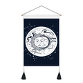 Zwart-wit wandtapijt met zon en maan motief inclusief houten roede en zwarte kwastjes - 35x50cm / Zon En Maan Astrologie Patroon (Stijl 2)