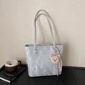 Bolso tote gris plateado plisado con colgante de oso y correas largas para el hombro - Plateado