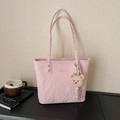 Bolso tote rosa de cuero plisado con asas largas y un colgante de osito de peluche - Rosa