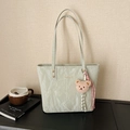 Bolso tote minimalista verde claro con textura plisada y llavero de osito de peluche - Verde