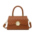 Sac à main matelassé marron avec clous et fermoir doré sur fond blanc pur et minimaliste - Marron