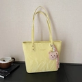 Bolso tote grande amarillo claro con textura arrugada y un lindo colgante de oso de peluche - Amarillo