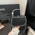 Sac bandoulière en cuir noir avec rivets argentés et une bandoulière en chaîne - Noir (5326)